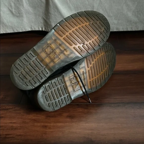 Dr. Martens Black Leather Boots for Men - Picture 5 of 8